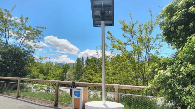 Une borne Qista alimenté par panneau solaire à Crest