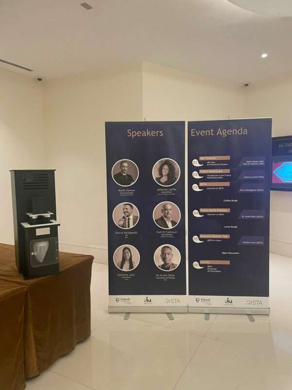 Présentation des speakers lors de l'évenement de lancement de partenariat entre QISTA et la société AKI aux Emirats Arabes Unis
